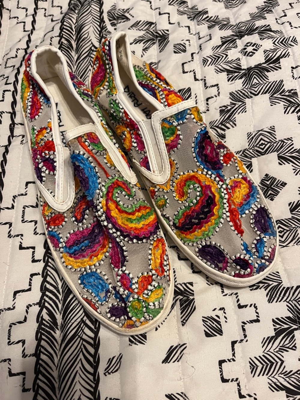 Dirty Laundry Floral Embroidered Festival Shoes Slippers Size 9